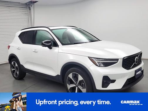 White 2023 Volvo XC40 B5 Plus Dark Theme