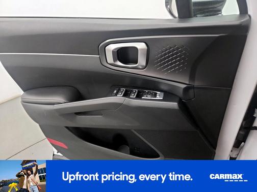 White 2024 Kia Sorento S