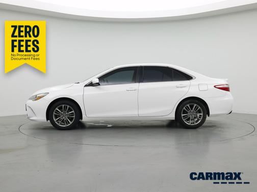 White 2017 Toyota Camry SE