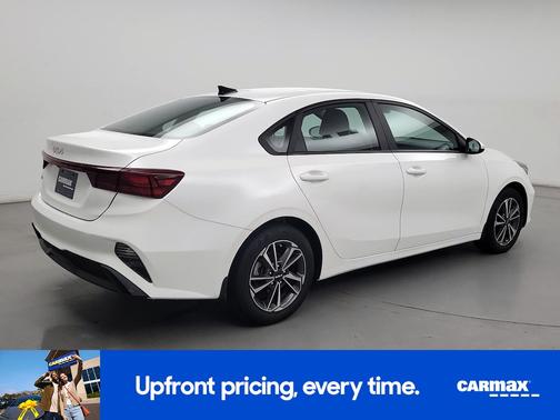 White 2023 Kia Forte LXS
