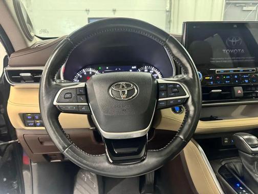 2022 Toyota Highlander Platinum