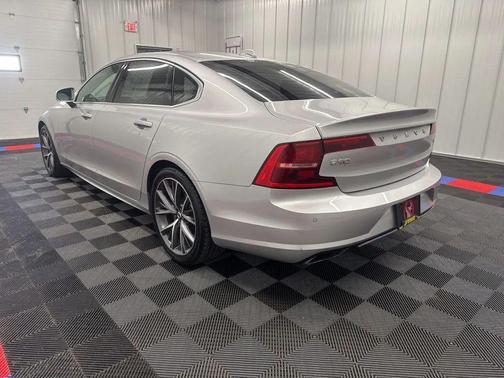 Bright Silver Metallic 2020 Volvo S90 T6 Momentum