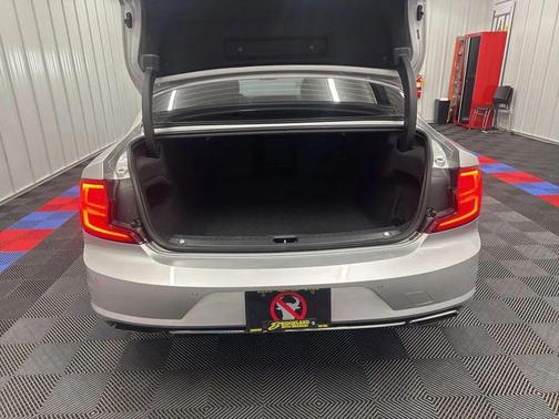 Bright Silver Metallic 2020 Volvo S90 T6 Momentum