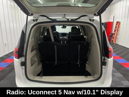 Bright White Clearcoat 2023 Chrysler Pacifica Limited