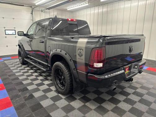 Brilliant Black Crystal Pearlcoat 2018 RAM 1500 Sport