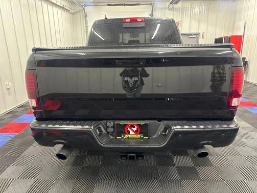 Brilliant Black Crystal Pearlcoat 2018 RAM 1500 Sport