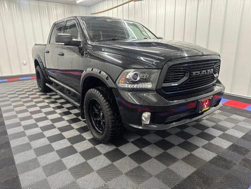 Brilliant Black Crystal Pearlcoat 2018 RAM 1500 Sport