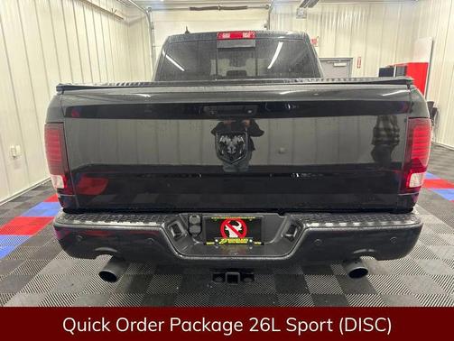 Brilliant Black Crystal Pearlcoat 2018 RAM 1500 Sport