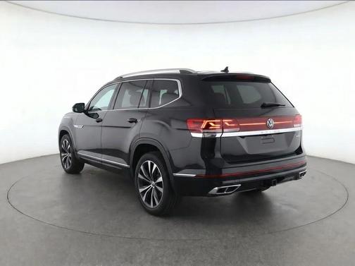 Deep Black Pearl 2024 Volkswagen Atlas 2.0T SEL Premium R-Line 4MOTION