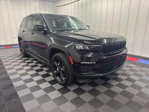 Diamond Black Crystal Pearlcoat 2024 Jeep Grand Cherokee Limited