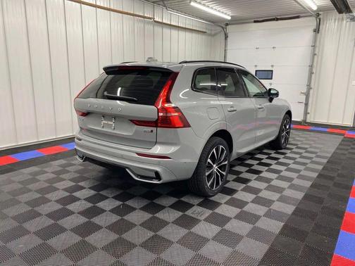 2024 Volvo XC60 B5 Plus Dark Theme