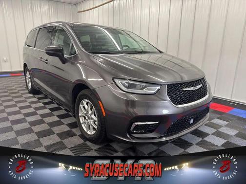 Crystal Metallic 2023 Chrysler Pacifica Touring L