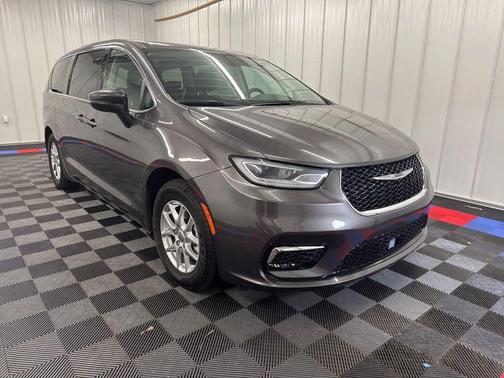 Crystal Metallic 2023 Chrysler Pacifica Touring L
