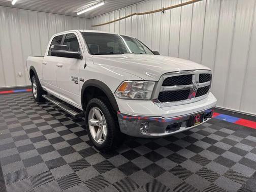 Bright White Clearcoat 2019 RAM 1500 SLT