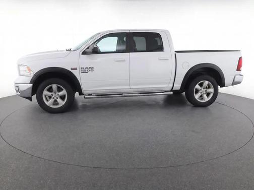 Bright White Clearcoat 2019 RAM 1500 SLT