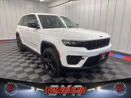 Bright White Clearcoat 2023 Jeep Grand Cherokee Altitude