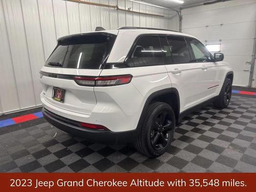Bright White Clearcoat 2023 Jeep Grand Cherokee Altitude