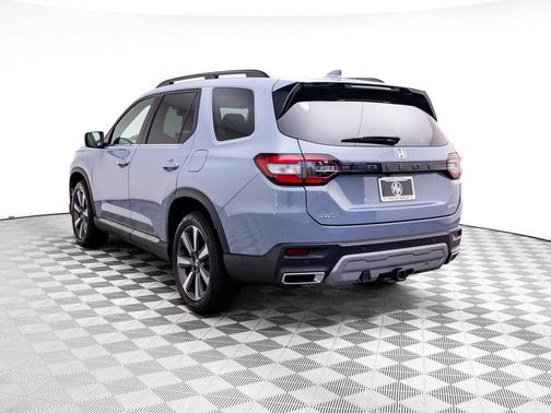 Sonic Gray Pearl 2024 Honda Pilot Touring 8-Passenger