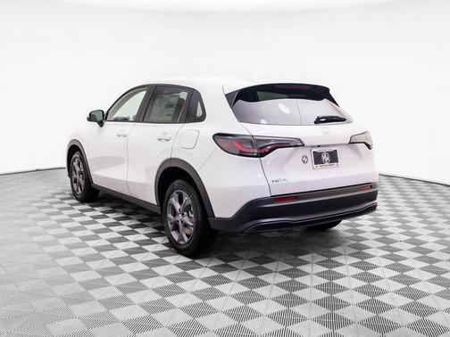 Platinum White Pearl 2026 Honda HR-V LX