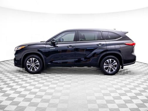 Midnight Black Metallic 2020 Toyota Highlander Hybrid XLE