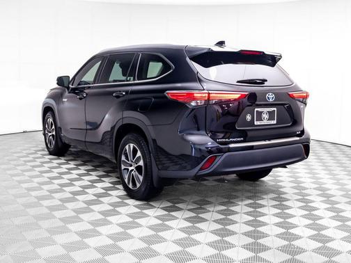 Midnight Black Metallic 2020 Toyota Highlander Hybrid XLE