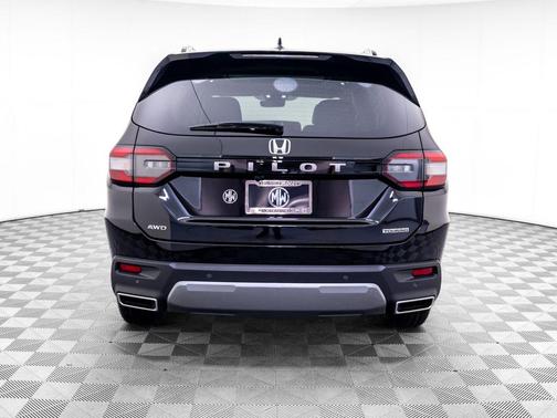 Crystal Black Pearl 2026 Honda Pilot Touring 8-Passenger