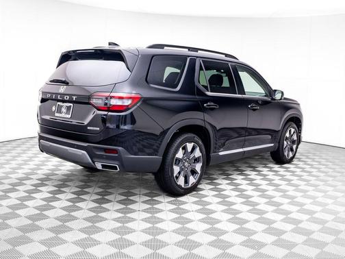 Crystal Black Pearl 2026 Honda Pilot Touring 8-Passenger