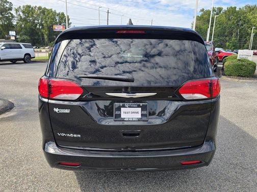 2022 Chrysler Voyager LX