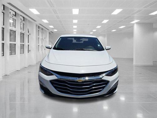 Summit White 2025 Chevrolet Malibu FWD 1LT