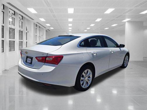 Summit White 2025 Chevrolet Malibu FWD 1LT