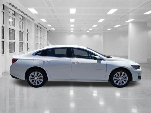 Summit White 2025 Chevrolet Malibu FWD 1LT