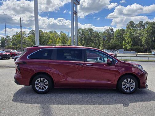 2023 Toyota Sienna XLE 8 Passenger