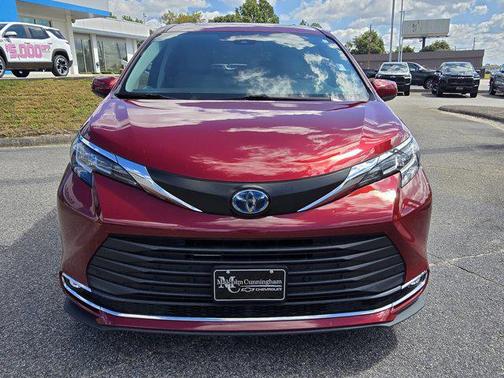 2023 Toyota Sienna XLE 8 Passenger
