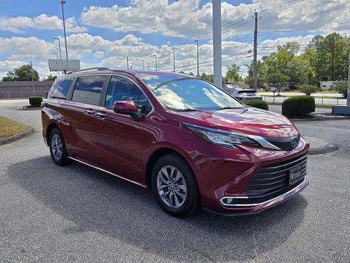 2023 Toyota Sienna XLE 8 Passenger