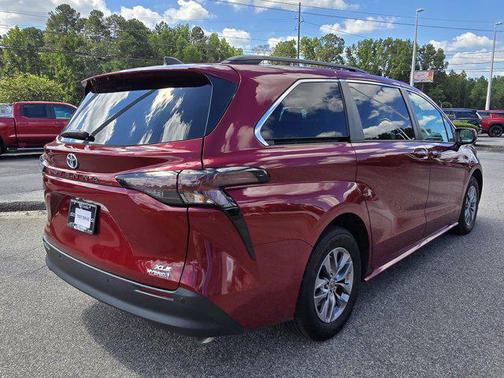 2023 Toyota Sienna XLE 8 Passenger