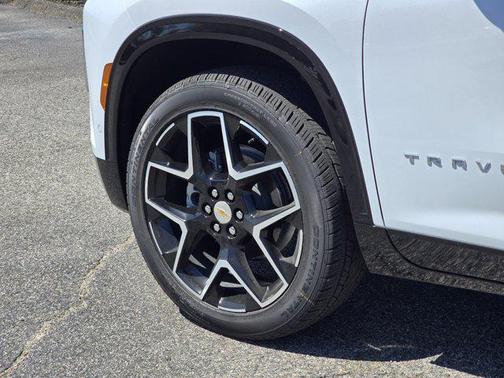 Polar White Tricoat 2026 Chevrolet Traverse High Country