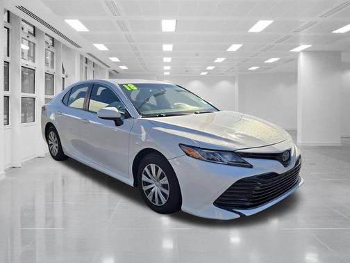 Super White 2018 Toyota Camry Hybrid LE