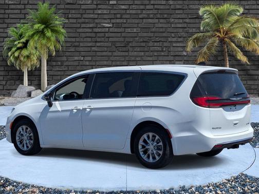 Bright White Clearcoat 2026 Chrysler Pacifica Limited