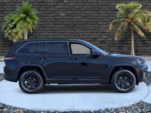 Diamond Black Crystal Pearlcoat 2026 Jeep Grand Cherokee Altitude