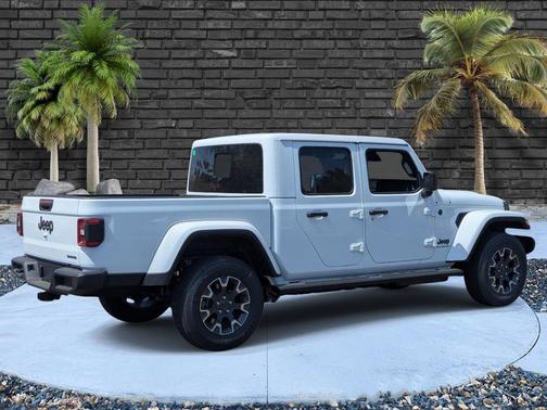 Bright White Clearcoat 2026 Jeep Gladiator Sahara 4x4