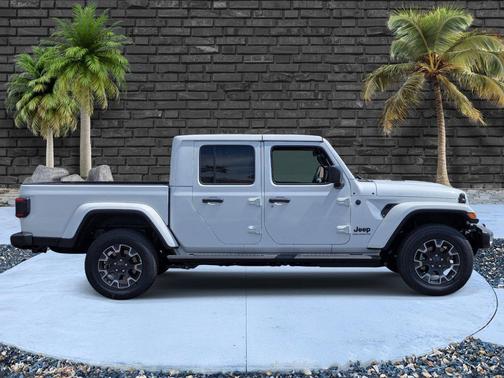 Bright White Clearcoat 2026 Jeep Gladiator Sahara 4x4