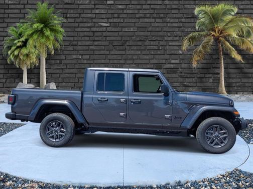 Granite Crystal Metallic Clearcoat 2026 Jeep Gladiator Sport S