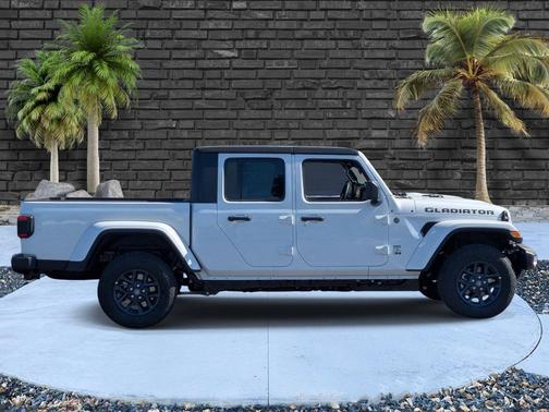 Bright White Clearcoat 2026 Jeep Gladiator 85th Anniversary Edition