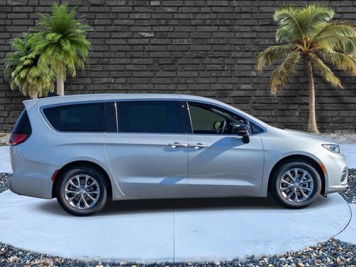 Silver Mist Clearcoat 2026 Chrysler Pacifica Limited