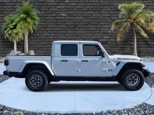 Bright White Clearcoat 2026 Jeep Gladiator Rubicon