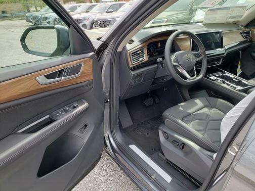 2025 Volkswagen Atlas 2.0T SE w/Technology 4MOTION