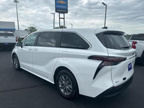 2025 Toyota Sienna LE