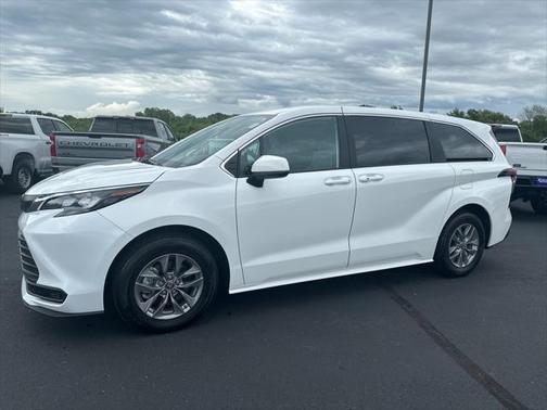 2025 Toyota Sienna LE