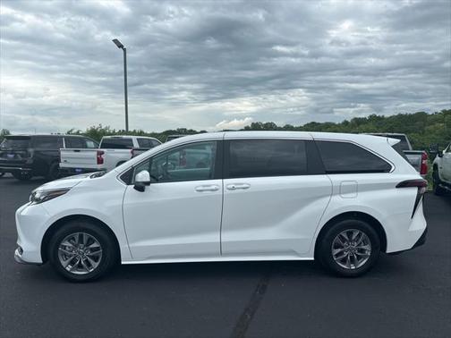 2025 Toyota Sienna LE
