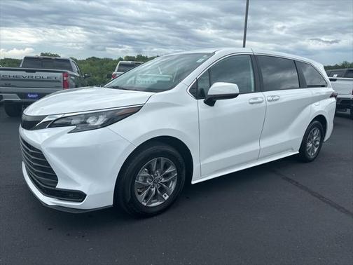 2025 Toyota Sienna LE